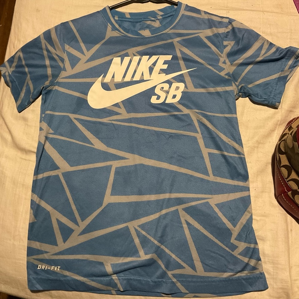 Nike SB boys T Shirt size medium